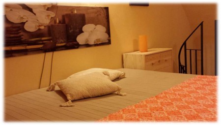Appartamento Arancio - Il letto matrimoniale sul soppalco
